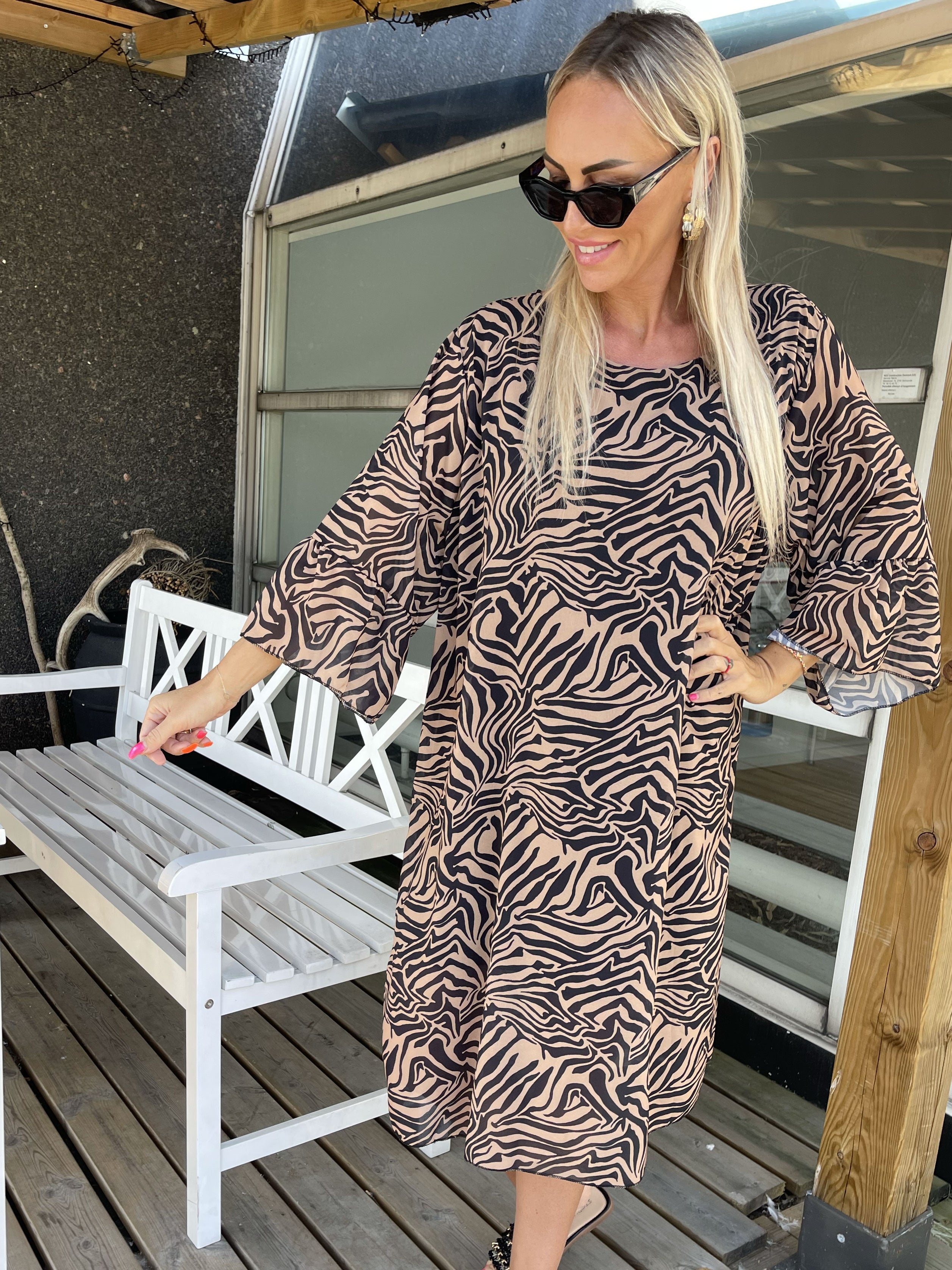 Olive - Klänning med zebramönster